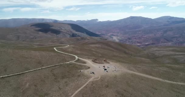 Légi drone jelenet parkolás a turisztikai pont Hornacal 14 színben hegy. Gép működik a terjeszkedést. Humahuaca, Jujuy, Argentína — Stock videók