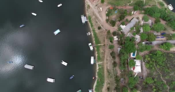 Escena de drones aéreos senitales de boyas de amarre con embarcaciones turísticas. Ascendente mostrando vista general de la marina. Presa de Cabra Corral, área turística de Salta, Argentina — Vídeo de stock