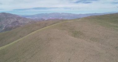 Yüksek dağ manzara otlar ile yumuşak sarı ve yeşil tepenin hava drone sahne. Hornocal, Humahuaca, Jujuy, Arjantin