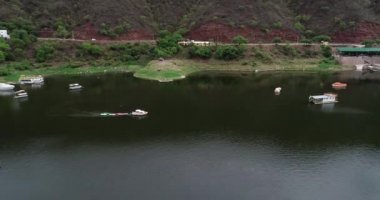 Moorage şamandıralar alanında kano ve küçük tekneler taşıyan yat havadan drone sahne. Cabra Corral Barajı, Salta turistik alan, Arjantin