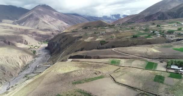 Luftaufnahme lokaler landwirtschaftlicher Nutzpflanzen, die aus einem tiefen engen Flusstal hängen. Naturraster über hohe Klippen. pueblo viejo, salta, argentinien. — Stockvideo