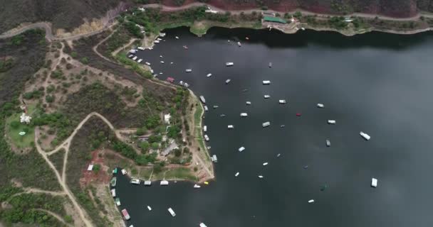 Senital Luft Drohne Szene von Liegebojen mit touristischen Booten entdecken in der Frontansicht weite Berglandschaft. cabra corral damm, touristische gegend von salta, argentinien — Stockvideo