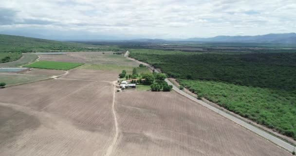 Cena aérea do drone do contraste do campo desmatado contra o lanscape natural. Desastre ecológico. Salta, Argentina — Vídeo de Stock