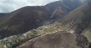 Dağ platosundaki kayalıklardan sarkılan yerel tarımdan doğal şebekenin havadan insansız hava aracı sahnesi. Derin vadiler. Salta, Pueblo Viejo, Arjantin