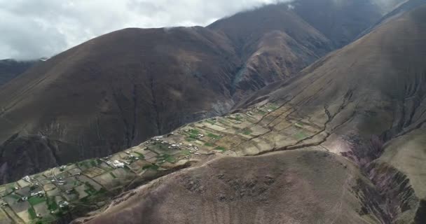 Dağ platosundaki kayalıklardan sarkılan yerel tarımdan doğal şebekenin havadan insansız hava aracı sahnesi. Derin vadiler. Salta, Pueblo Viejo, Arjantin — Stok video