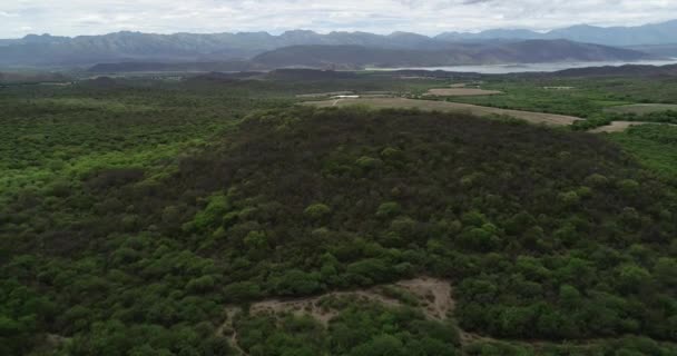 Vzdušná scéna lesů, horských řetězců a jezera v backgordu. Salta, Argentina — Stock video