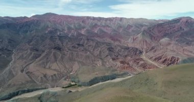 Çok renkli kuru dağ zinciri, Hornocal havadan drone sahne. Humahuaca turistik noktası, Jujuy, Arjantin