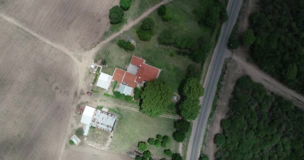 Tarım alanında ev ve ahır üst hava drone sahne. Kamera inşaatlara doğru alçalıyor. Salta, Arjantin — Stok video