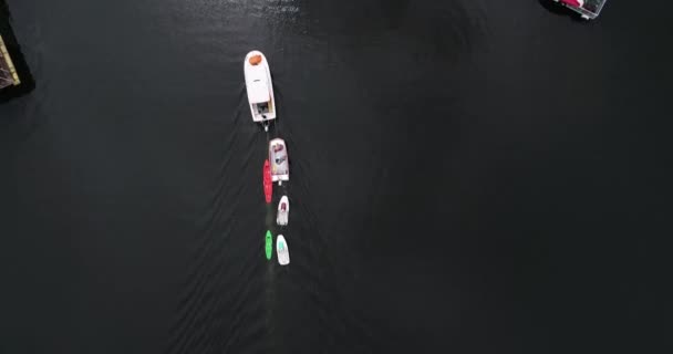 Vista aérea superior do barco transportando caiaques e outros barcos, entrando bóia charneca. Cabra Corral Dam, zona turística de Salta, Argentina — Vídeo de Stock