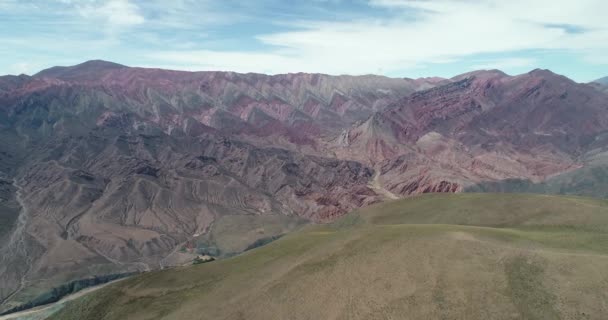 Antena Drone sceny wielokolorowy suchy łańcuch górski, Hornocal. Touristic Point w: Humahuaca, Jujuy, Argentina — Wideo stockowe