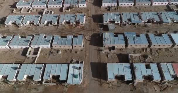 Cena aérea superior do drone do bairro das casas com o mesmo projeto da arquitetura. Descobrindo toda a cidade à vista da frente. Humahuaca, Jujuy, Argentina — Vídeo de Stock