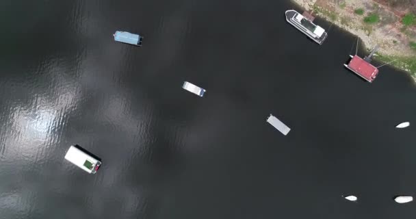 Cena de drones aéreos sensuais de bóias de charneca com barcos turísticos. A voar ao longo da costa. Cabra Corral Dam, zona turística de Salta, Argentina — Vídeo de Stock