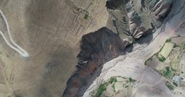 Dağ platosundaki kayalıklardan sargılı yerel tarımdan doğal Şebeke'nin en iyi anını. Derin aşınmış vadiler. Salta, Pueblo Viejo, Arjantin