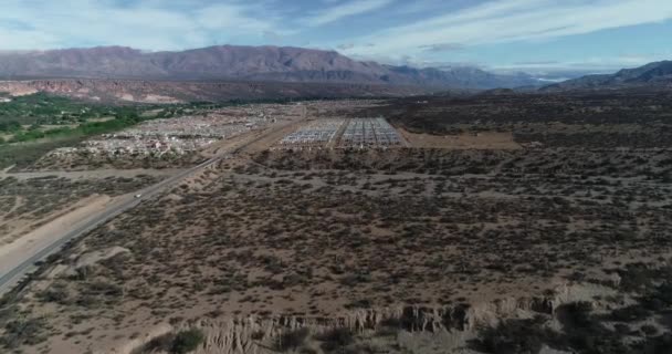 Escena aérea de drones de la ciudad de Humahuaca en el paisaje de cactus seco con montañas al fondo. Jujuy, Argentina — Vídeos de Stock