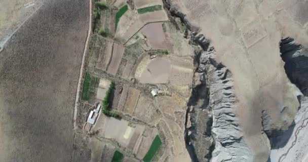 Top aerea di griglia naturale da agricoltura locale appeso alla scogliera a altopiano di montagna. Valli profondamente erose. Salta, Pueblo Viejo, Argentina — Video Stock