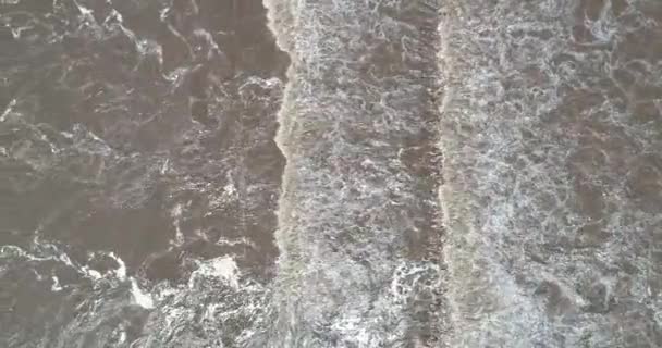 Escena aérea senital de puente inundado, agua fangosa marrón que pasa sobre la construcción. Ascendiendo desde el detalle del agua hasta la vista general del puente y las calles. Mina clavero, traslasierra, cordoba argentina — Vídeos de Stock