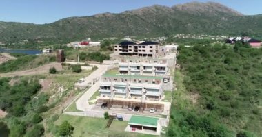 Dağlık arazideki turistik yapıların hava aracı görüntüsü pitstop ile haraç kesmeyi keşfetti. Potrero de los Funes, San Luis, Arjantin