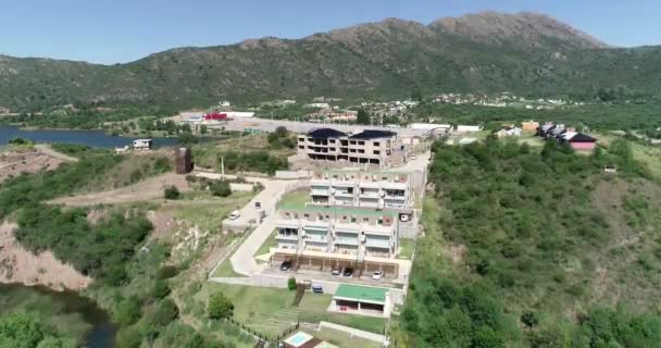 Drone aérien scène de constructions touristiques au paysage montagneux. Potrero de los Funes, San Luis, Argentine — Video