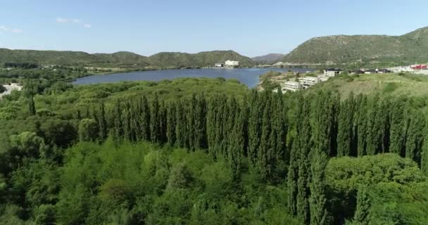 Escena aérea de drones de lago con hoteles en los alrededores en paisaje montañoso. Presa con atracciones turísticas. Potrero de los Funes, San Luis, Argentina — Vídeo de stock