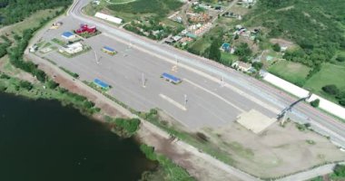 Araba pistleri için boş altyapının hava aracı sahnesi. Senital manzara. Potrero de los funes, San Luis, Arjantin