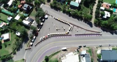 Halka açık alanda adil bir yapıya ve çevredeki yeşil yerleşim yerine ait bir hava aracı görüntüsü. Turistik yaz altyapısının harika görüntüsü. Potrero de los Funes, San Luis, Arjantin