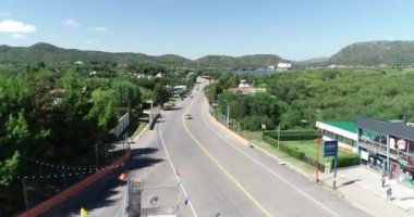 Göl kenarındaki turistik kentin, dağlık arazide otellerle çevrili hava aracı görüntüsü. Turistik eğlencelerle dolu bir baraj. Potrero de los Funes, San Luis, Arjantin