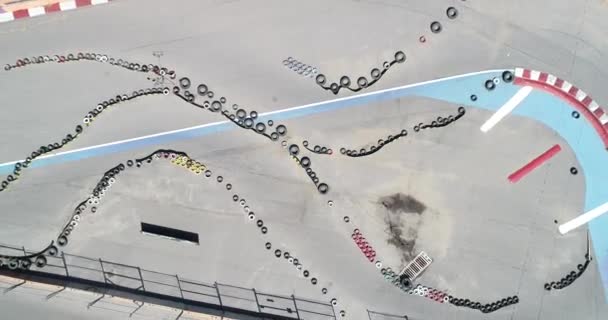 Escena aérea de drones de pista de karting vacía. Neumáticos limitando pista. Vista senital. Potrero de los Funes, San Luis, Argentina — Vídeos de Stock