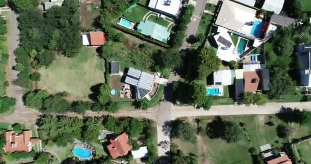 Aerial top drone panoramic view of residencial houses with green yards. Pools, streets between green landscape. Potrero de los Funes, San Luis, Argentina — Stockvideo