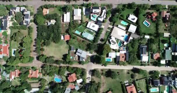Légi felső drón panorámás kilátás lakóházak zöld udvarral. Medencék, utcák a zöld táj között. Potrero de los Funes, San Luis, Argentína — Stock videók