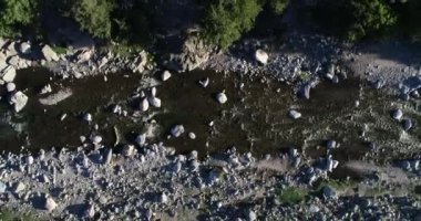 Saf dağ nehrinin havadan görünüşü, suyun hareketi, akıntılar. Vahşi orman manzarasının genel görünümüne yükseliyor. Rio Grande Turizm Merkezi, Nogoli, San Luis, Arjantin