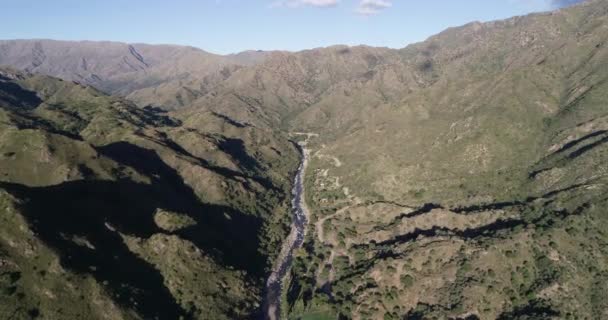 Scène aérienne de drones voyageant le long de la vallée de la rivière, vue panoramique de la forêt sur les chaînes de montagnes. Paysage naturel sauvage. Rio Grande destination touristique, Nogoli, San Luis, Argentine — Video