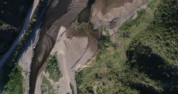 Scène aérienne supérieure voyageant le long d'une rivière sinueuse atteignant l'embouchure de la rivière au lac. Rio Grande destination touristique, Nogoli, San Luis, Argentine — Video