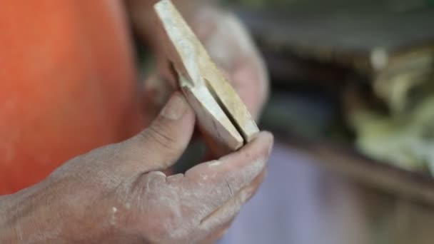 Hombre con las manos sucias agarrando un pedazo de mármol. Ocupación lapidaria. La Toma, San Luis, Argentina — Vídeo de stock