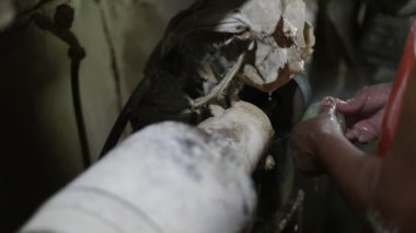 Yarı değerli yeşil küreyi şekillendiren adamın yavaş çekim görüntüsü. Kayayı diskle cilalayan ellere yaklaş. El işi dekorasyonu. La Toma, San Luis, Arjantin