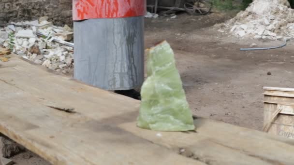 Зеленый лук полудрагоценный, отполированный, в мастерской. La toma, San Luis, argentina — стоковое видео
