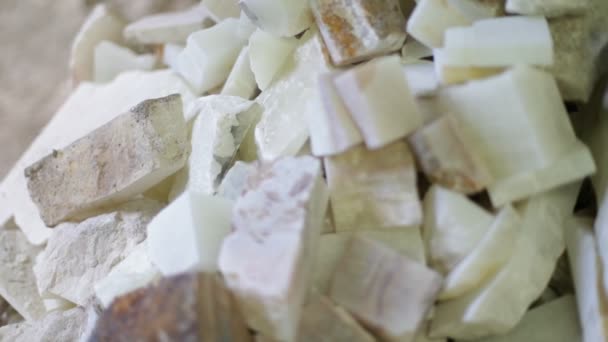 Schwenken über die Halbedelsteine. Trush Steine aus Schmuck lapidaren Beruf. la toma, san luis, argentina — Stockvideo