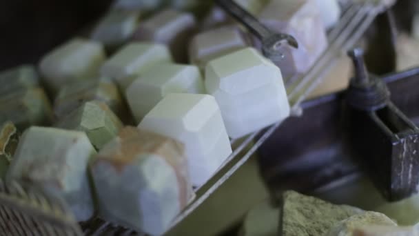 Panoramique à travers onix pierres cubiques semi-précieuses. Prêt pour l'artisanat lapidaire bijoux. La Toma, San Luis, Argentine — Video