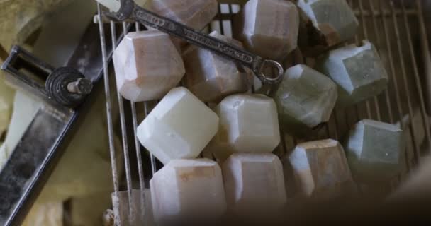 Panning através de pedras cúbicas semipreciosas de cebola. Pronto para artesanato lapidar jóias. Chave no topo das rochas. La Toma, San Luis, Argentina — Vídeo de Stock