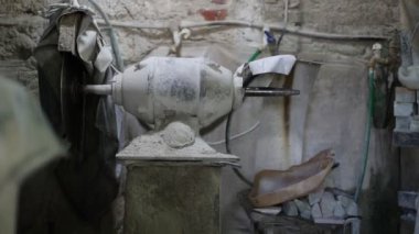 Lapidary atölyesi. Mashine kesmek, yarı değerli taşlar için CD 'leri cilalamak. La Toma, San Luis, Arjantin