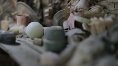 Lapidary atölyesi. Dikkatimi diski parlatmaktan yeşil küreye çeviriyorum. Yedek taşlarla birlikte çalışma masası. La Toma, San Luis, Arjantin