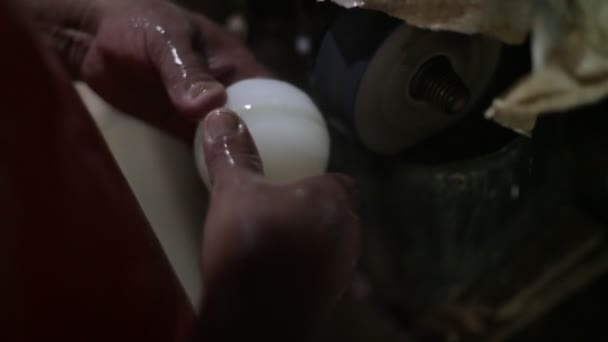 Fotografía en cámara lenta del hombre esculpiendo, pulido esfera blanca semipreciosa. Primer plano de manos puliendo roca con disco y agua. Decoración artesanal. La Toma, San Luis, Argentina — Vídeos de Stock