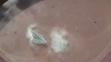 Ağır çekim kimyasal reaksiyon köpükler, yarı değerli kaya ve asit köpükleri. Kimyasal kaya cilalama lapidary iş için. La Toma, San Luis, Arjantin