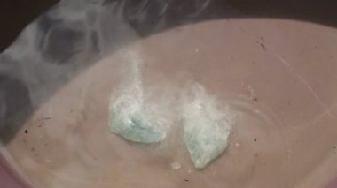 Ağır çekim kimyasal reaksiyon köpükler, yarı değerli kaya ve asit köpükleri. Kimyasal kaya cilalama lapidary iş için. La Toma, San Luis, Arjantin