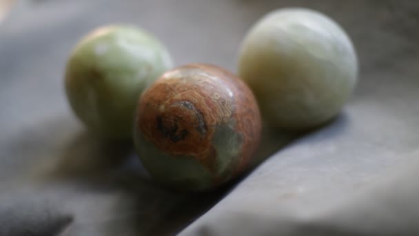 Close-up van drie bollen groen en oranje half kostbare onix. Lapidair beroep. La Toma, San Luis, Argentinië — Stockvideo