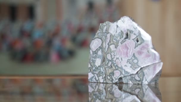 Rodocrosita csiszolt kő. Rózsaszín féldrágakő, Argentína nemzeti sziklája. La Toma, San Luis, Argentína — Stock videók
