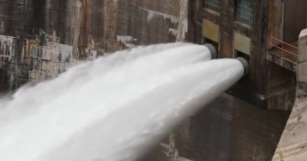 El chorro de agua que sale de la presa forma enormes tuberías. Agua a alta presión para producir electricidad. Detalle de la presa hidroeléctrica. Córdoba, Argentina — Vídeos de Stock