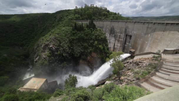 高圧フォームパイプで水を噴出ダムの遅いモチン一般的なビュー。アルゼンチンのコルドバにある水力発電ダム — ストック動画