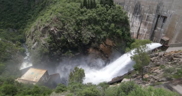 General view of dam ejecting water at high pressure form pipes. Hydroelectric dam at Cordoba, Argentina — Stockvideo