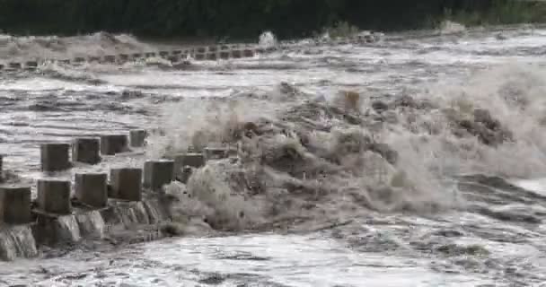 Ponte inundada. Detalhe de trilhos enquanto forte rio marrom turbulento passa sobre a construção. Brunches, trush aparecem na corrente do rio. Inundação em Córdoba, Argentina — Vídeo de Stock