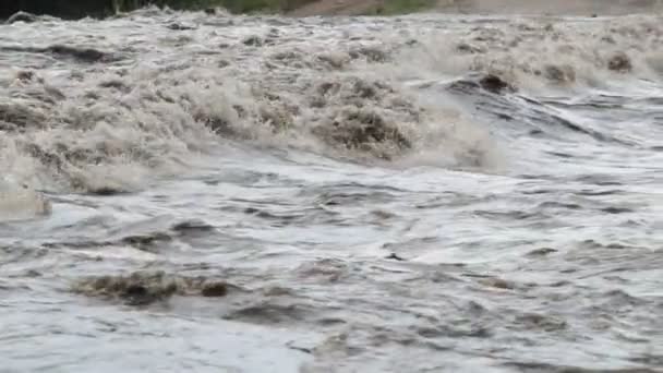 Trage beweging van sterke turbulente rivier, detail van golven en schuim van waterstroom. Mina Clavero, Cordoba, Argentinië — Stockvideo
